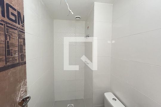 Banheiro de apartamento para alugar com 2 quartos, 37m² em Del Castilho, Rio de Janeiro