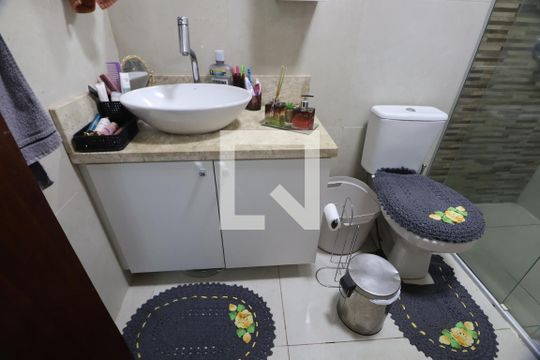 Banheiro suíte 1 de casa à venda com 3 quartos, 170m² em Fátima, Canoas