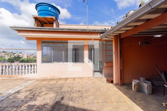 Quintal de casa para alugar com 2 quartos, 114m² em Parque Santa Rita de Cassia, Cotia