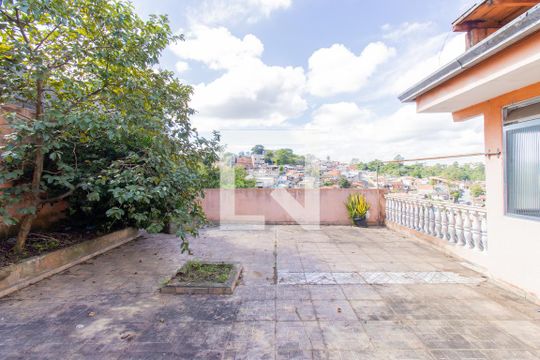 Quintal de casa para alugar com 2 quartos, 114m² em Parque Santa Rita de Cassia, Cotia