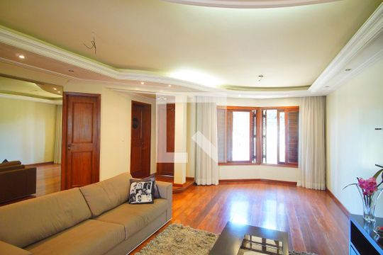 Casa à venda com 4 quartos, 313m² em Jardim Lindóia, Porto Alegre