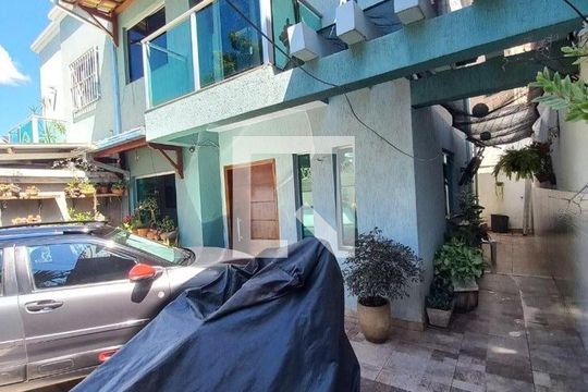 Casa à venda com 3 quartos, 170m² em Cabral, Contagem