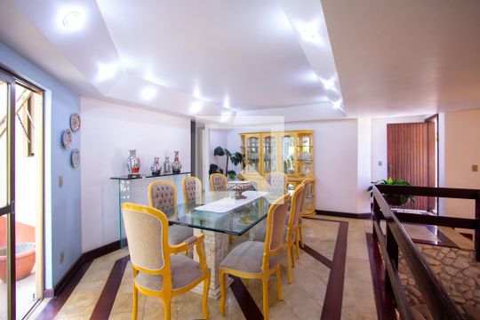 Sala de casa de condomínio à venda com 5 quartos, 480m² em Itaipu, Niterói