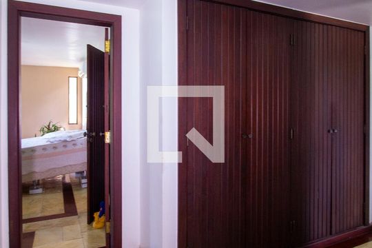 Corredor de casa de condomínio à venda com 5 quartos, 480m² em Itaipu, Niterói