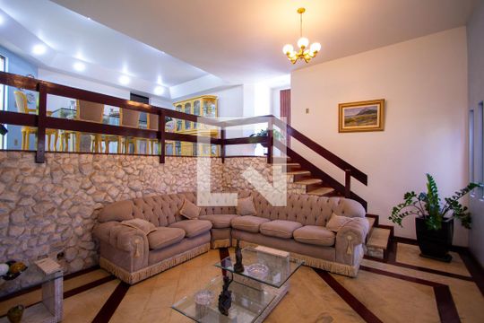 Sala de casa de condomínio à venda com 5 quartos, 480m² em Itaipu, Niterói