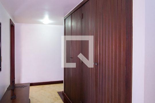 Corredor de casa de condomínio à venda com 5 quartos, 480m² em Itaipu, Niterói