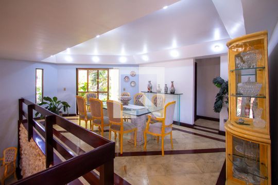 Sala de casa de condomínio à venda com 5 quartos, 480m² em Itaipu, Niterói