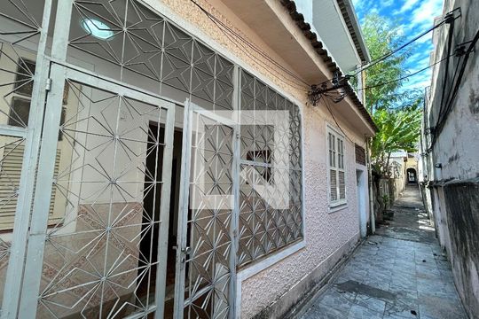 Fachada de casa à venda com 3 quartos, 140m² em Encantado, Rio de Janeiro