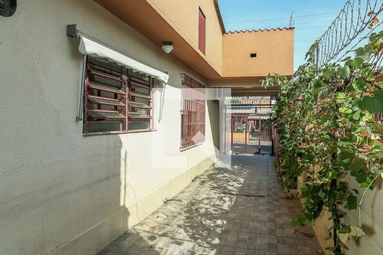 Quintal de casa à venda com 3 quartos, 150m² em Sarandi, Porto Alegre