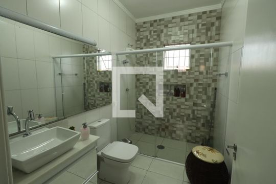 Banheiro de casa à venda com 3 quartos, 480m² em Vila Granada, São Paulo