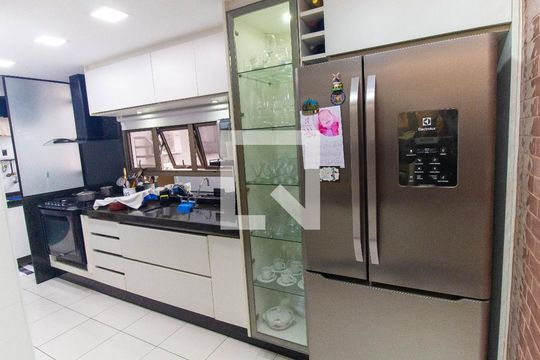 Cozinha de apartamento à venda com 3 quartos, 190m² em Piratininga, Niterói