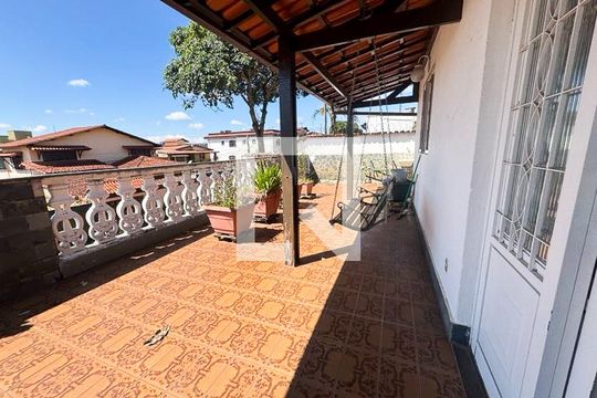 Quintal de casa à venda com 5 quartos, 360m² em Serrano, Belo Horizonte