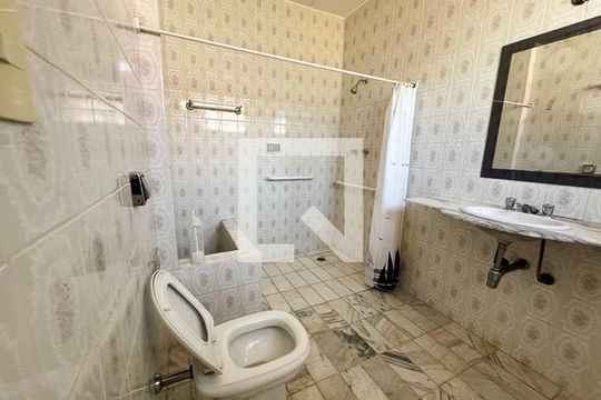 Banheiro da Suíte 1 de casa à venda com 5 quartos, 360m² em Serrano, Belo Horizonte