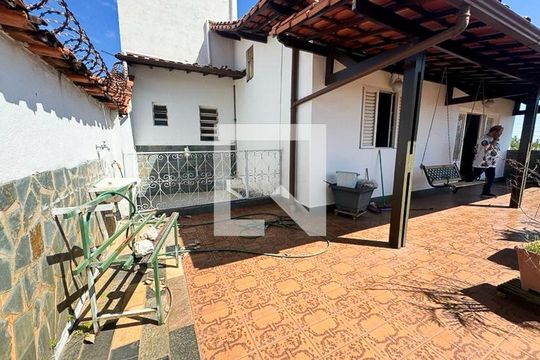 Quintal de casa à venda com 5 quartos, 360m² em Serrano, Belo Horizonte
