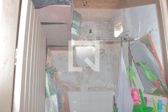 Banheiro de serviço de casa à venda com 2 quartos, 143m² em Vila Pauliceia, São Paulo