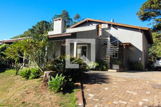 Fachada de casa à venda com 4 quartos, 400m² em Hípica, Porto Alegre