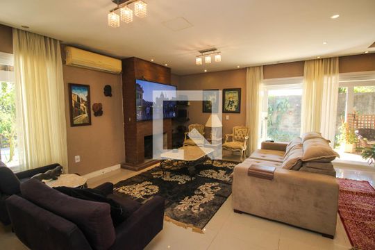 Sala de casa à venda com 4 quartos, 400m² em Hípica, Porto Alegre