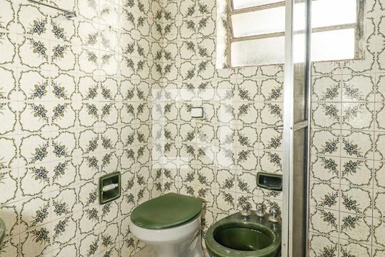 Banheiro de apartamento à venda com 1 quarto, 56m² em São Geraldo, Porto Alegre