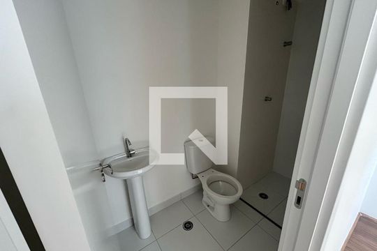 Banheiro de apartamento para alugar com 1 quarto, 28m² em Barra Funda, São Paulo