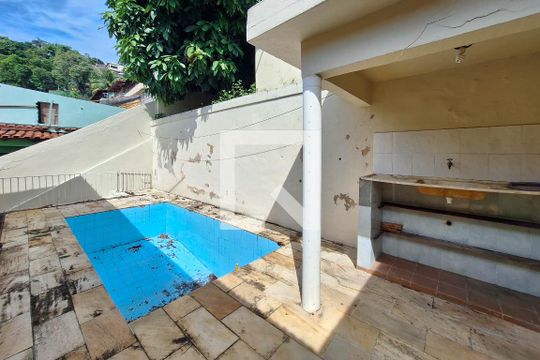 Quintal de casa à venda com 3 quartos, 400m² em Fonseca, Niterói