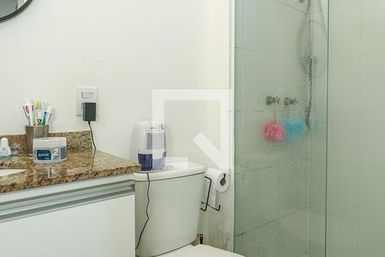 Banheiro de apartamento à venda com 2 quartos, 55m² em Humaitá, Porto Alegre