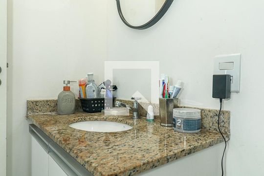 Banheiro de apartamento à venda com 2 quartos, 55m² em Humaitá, Porto Alegre