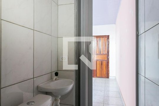 Banheiro  de kitnet/studio para alugar com 1 quarto, 19m² em Itaquera, São Paulo