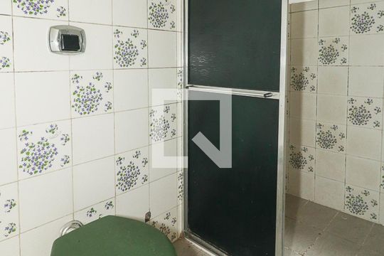 Banheiro de apartamento à venda com 2 quartos, 77m² em São João, Porto Alegre