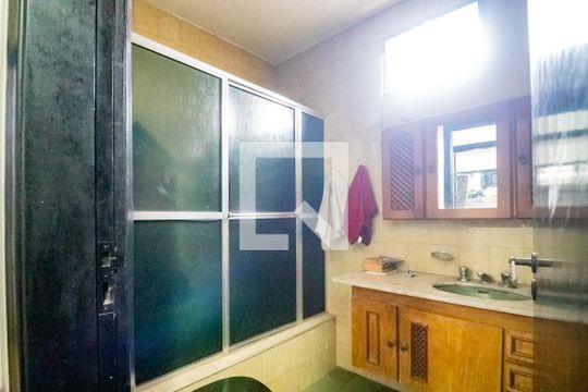 Banheiro Social de casa à venda com 5 quartos, 200m² em Ferreira, São Paulo