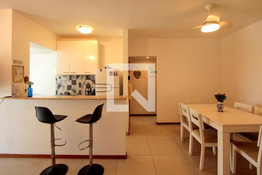 Sala de apartamento para alugar com 1 quarto, 64m² em Barra da Tijuca, Rio de Janeiro
