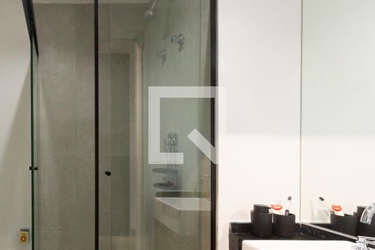Banheiro de kitnet/studio para alugar com 1 quarto, 25m² em Indianópolis, São Paulo