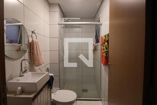 Banheiro de apartamento à venda com 2 quartos, 47m² em Olaria, Canoas