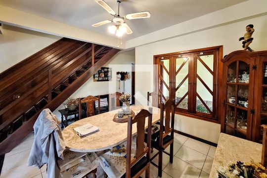 Sala de casa de condomínio à venda com 4 quartos, 380m² em Badu, Niterói