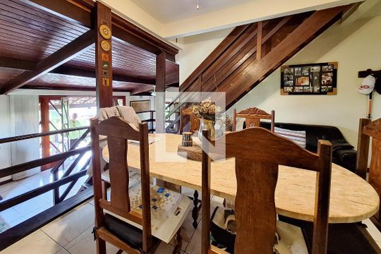Sala de casa de condomínio à venda com 4 quartos, 380m² em Badu, Niterói