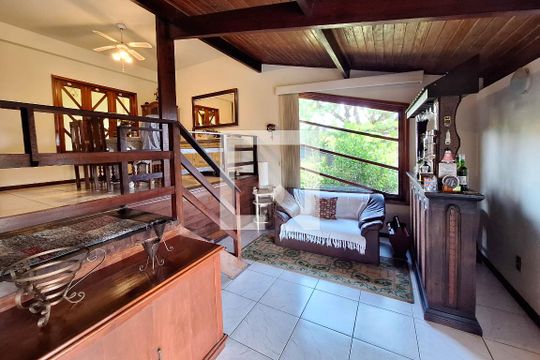Sala de casa de condomínio à venda com 4 quartos, 380m² em Badu, Niterói