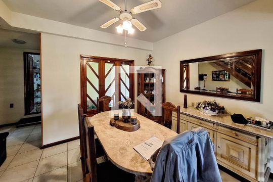 Sala de casa de condomínio à venda com 4 quartos, 380m² em Badu, Niterói