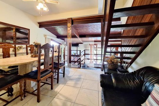Sala de casa de condomínio à venda com 4 quartos, 380m² em Badu, Niterói