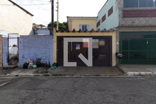 Fachada de casa à venda com 2 quartos, 100m² em Vila Paranagua, São Paulo