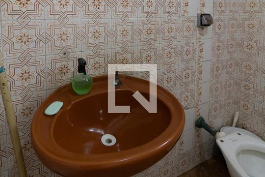Banheiro de casa à venda com 2 quartos, 100m² em Vila Paranagua, São Paulo
