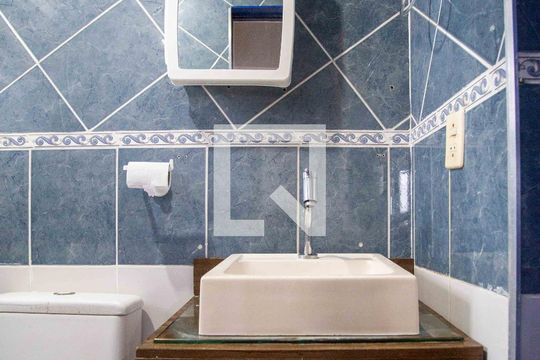 Banheiro de apartamento à venda com 2 quartos, 51m² em Centro, Diadema
