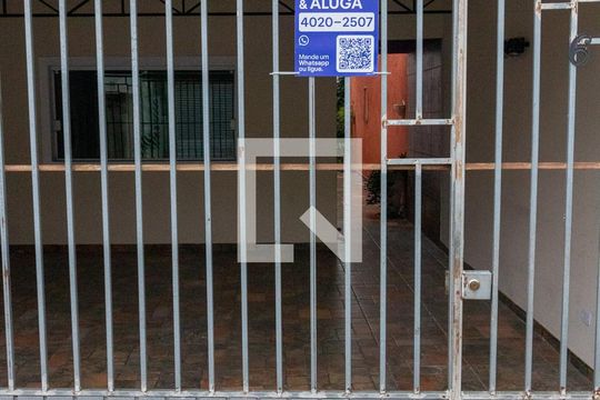 Fachada + Plaquinha de casa para alugar com 2 quartos, 90m² em Jardim Soraia, São Paulo