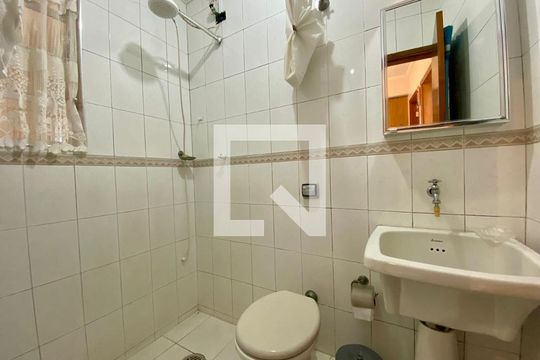 Banheiro de apartamento para alugar com 1 quarto, 52m² em Nova Mirim, Praia Grande