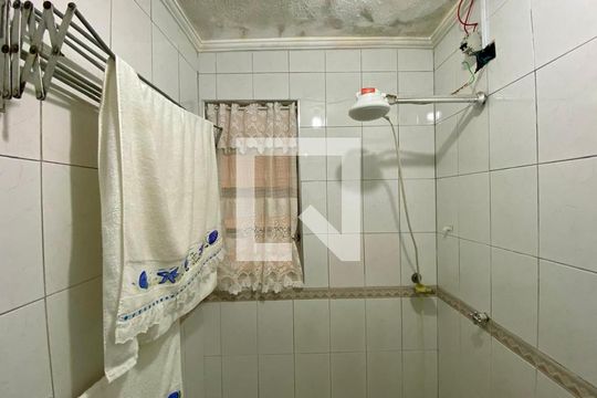 Detalhe do banheiro de apartamento para alugar com 1 quarto, 52m² em Nova Mirim, Praia Grande