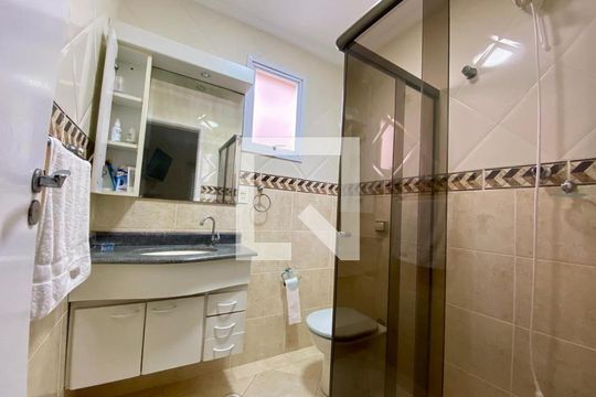 Banheiro da Suíte de apartamento para alugar com 2 quartos, 75m² em Vila Tupi, Praia Grande