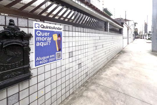Plaquinha Quintoandar instalada de apartamento para alugar com 2 quartos, 80m² em Vila Matias, Santos