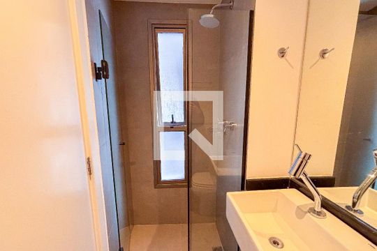 Banheiro de kitnet/studio à venda com 1 quarto, 23m² em Pinheiros, São Paulo