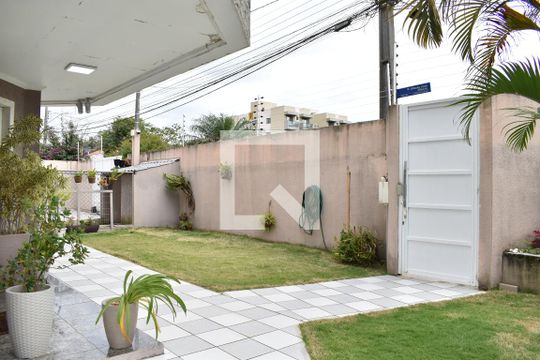 Área externa - Jardim de casa para alugar com 4 quartos, 400m² em Jardim das Américas, Curitiba