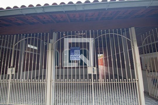 Fachada de casa à venda com 3 quartos, 141m² em Vila Nelson, São Paulo