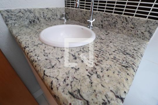 Banheiro da Suíte de apartamento para alugar com 3 quartos, 73m² em Chácaras Tubalina E Quartel, Uberlândia