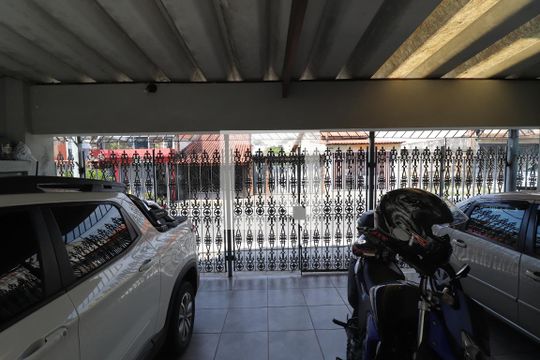 Garagem de casa à venda com 4 quartos, 240m² em Vila Camilópolis, Santo André
